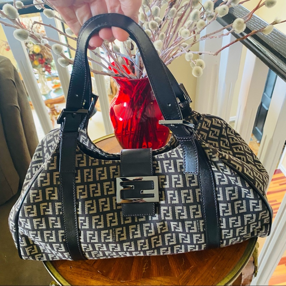 Excellent condition!! Authentic Fendi Shoulder Bag!!